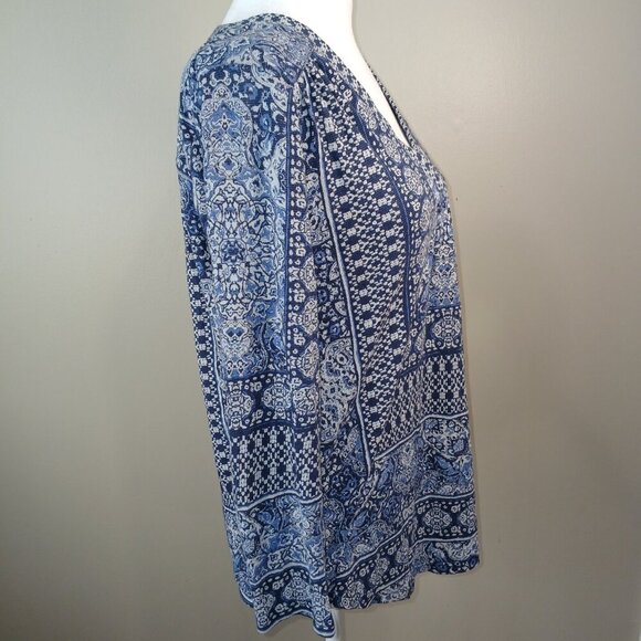 LUCKY BRAND TOP, GEOMETRIC PRINT, BLUE AND WHITE COLOR, VNECK, SIZE SMALL - Picture 3 of 7